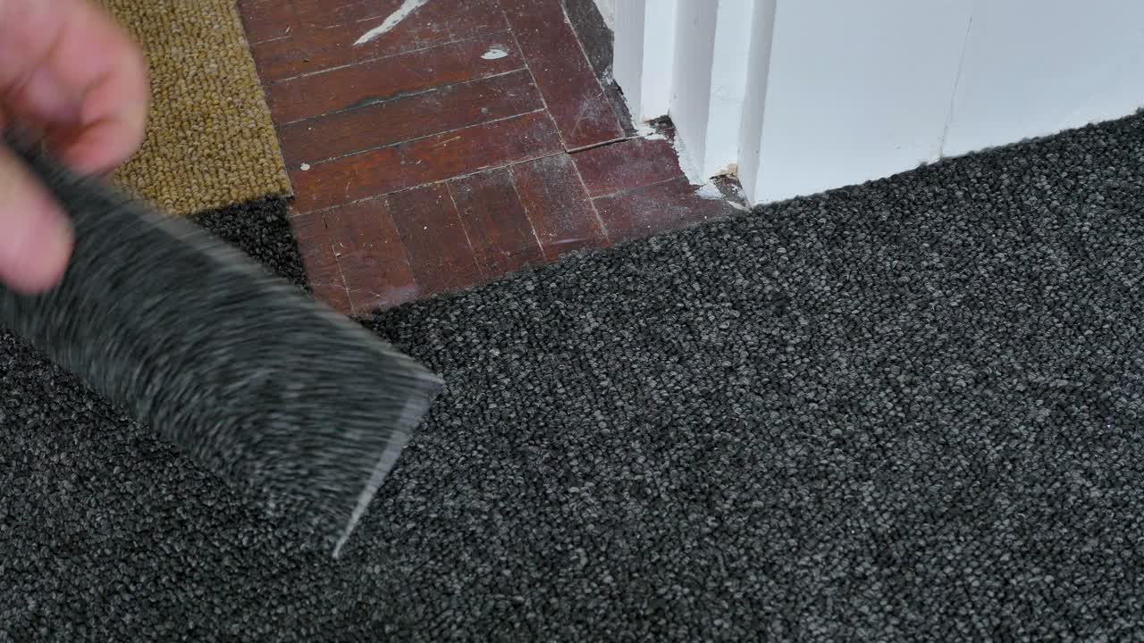 Using blade to fit small part of a carpet around doorframe