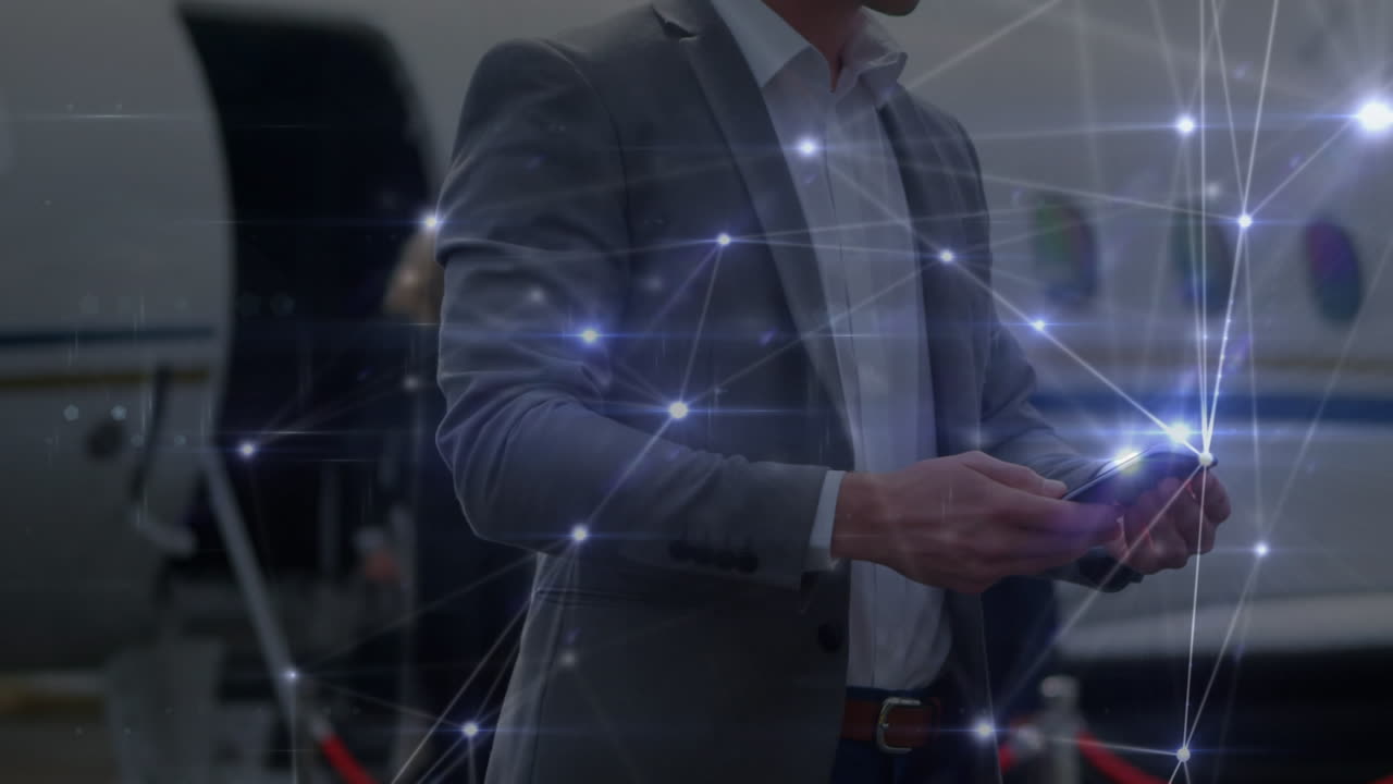 Animazione di connessioni sulla parte centrale di un uomo d'affari caucasico che utilizza lo smartphone vicino a un aereo.
