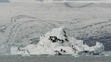 Große-Gletschereisberge-Zeigen-Aus-Erster-Hand-Die-Auswirkungen-Des-Klimawandels-In-Der-Jökulsárlón-Lagune-Auf-Island
