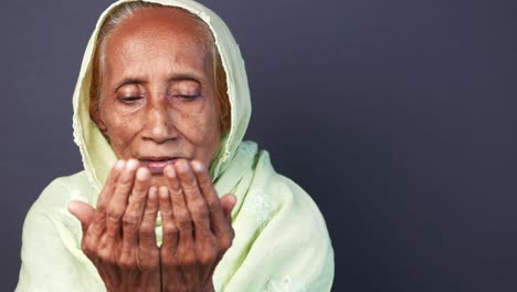 senior women hand praying at ramadan