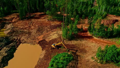 Vista-Aérea-De-La-Grúa-Trabajando-En-El-área-Forestal-Durante-El-Día-Soleado