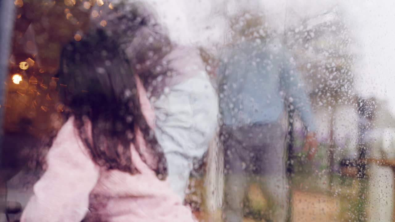 이혼 한 부모 들 이 자녀 의 양육권 에 대해 논쟁 하는 것