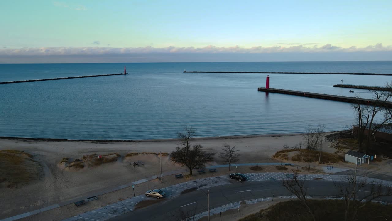 elevándose e inclinándose sobre la bahía de muskegon