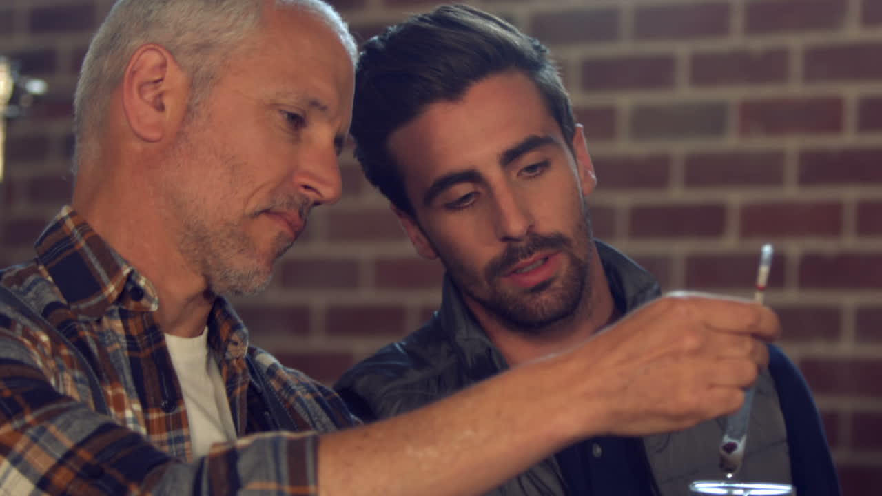 맥주 제조업체 팀이 제품의 품질을 확인하고 있습니다.