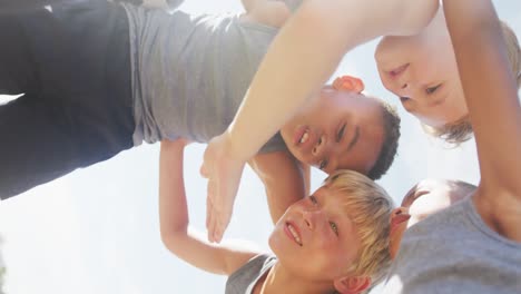 video de niños felices y diversos sosteniendo brazos y hablando