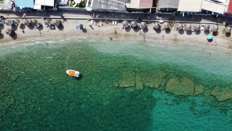 Ein-Motorboot-Fährt-Vom-Strand-Von-Agia-Pelagia-Auf-Kreta-Weg