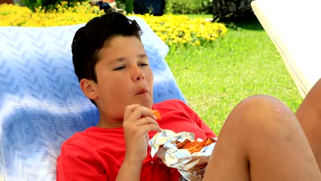 niño comiendo papas fritas