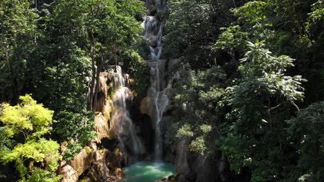 panorámica 4k de la cascada principal en las famosas cataratas kuang si de varios niveles en laos, sudeste de asia