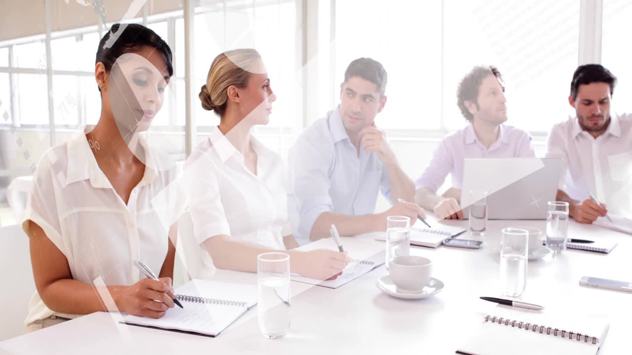 사무실에서 회의를 가진 다양한 동료들에 대한 금융 데이터 처리의 활성화