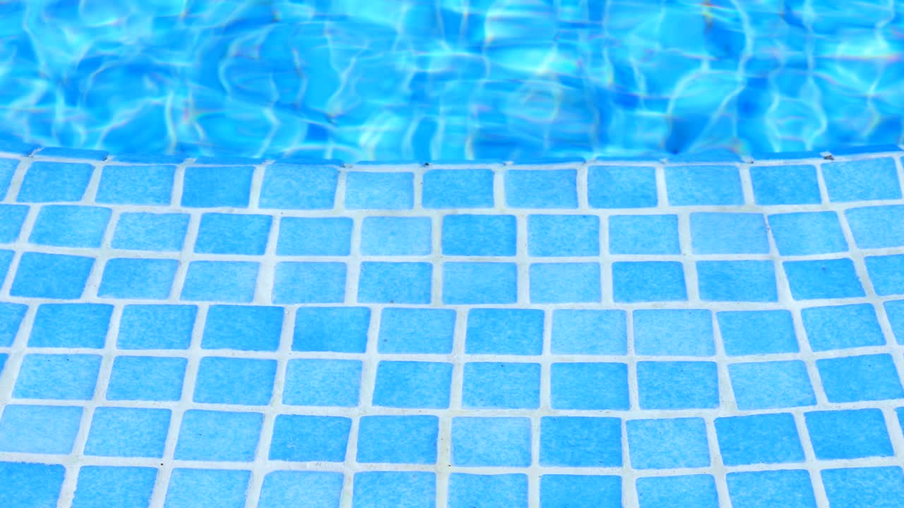 수영장 타일 배경의 물 물결