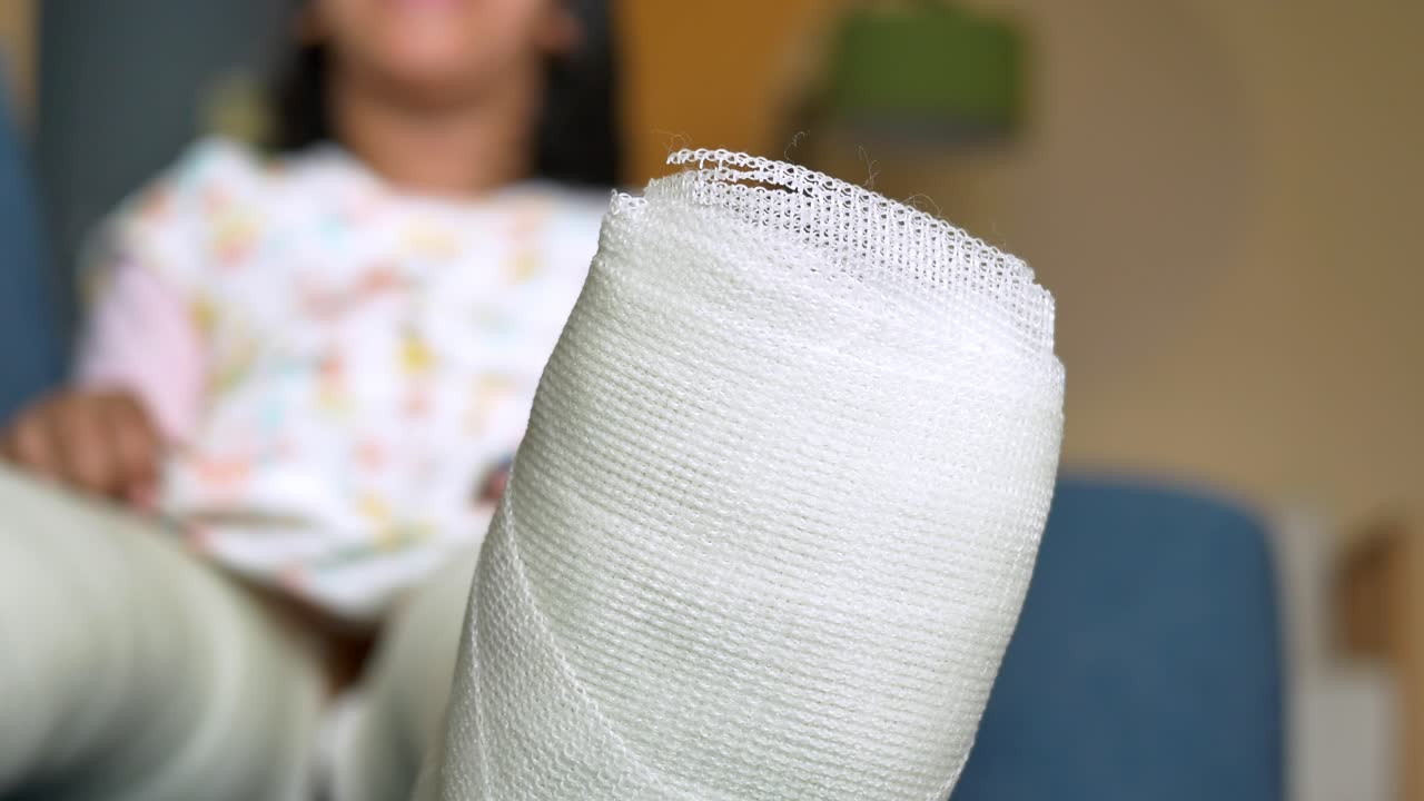 niño con una pierna rota en yeso