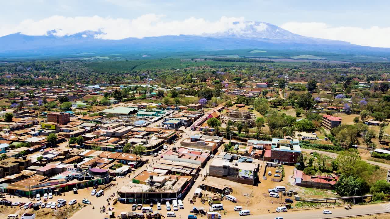 pueblo rural de kenya con el kilimanjaro en el fondo