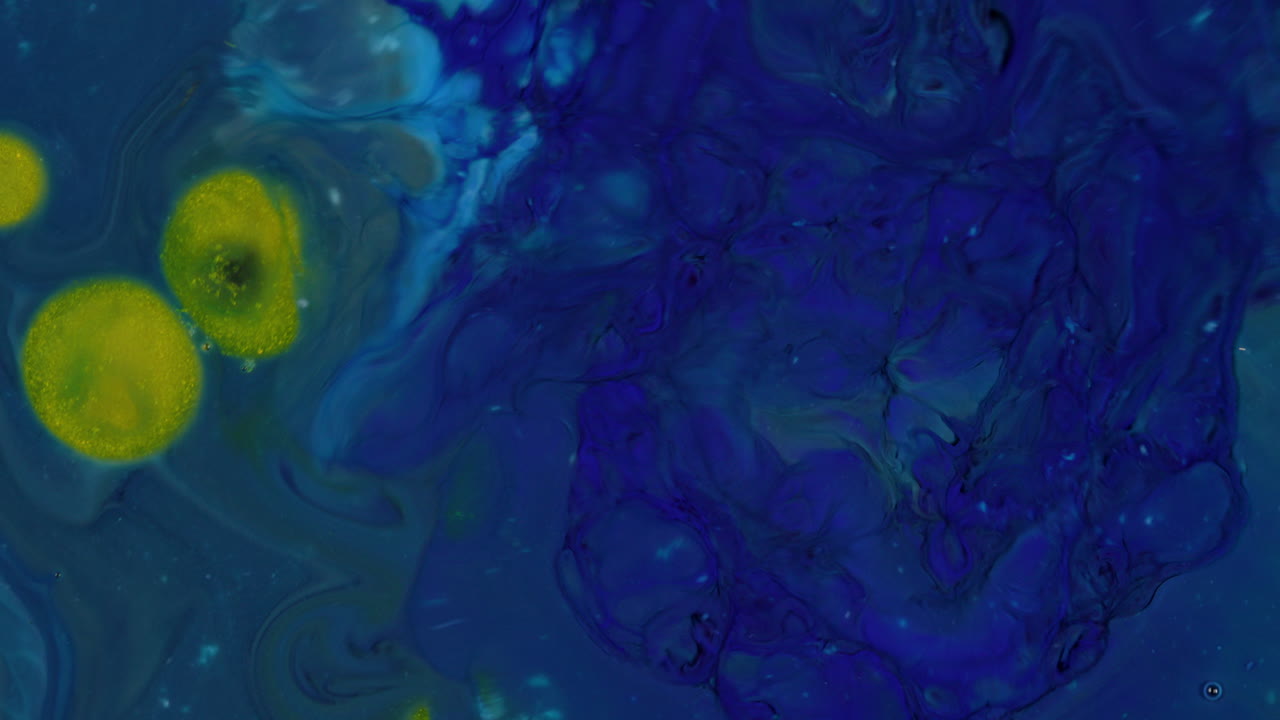 La mescolanza di diversi colori crea una dimensione bellissima, blu e giallo