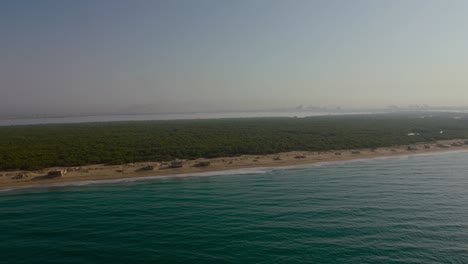 Una-Vista-Aérea-De-La-Playa-Con-Cinturón-De-Manglares