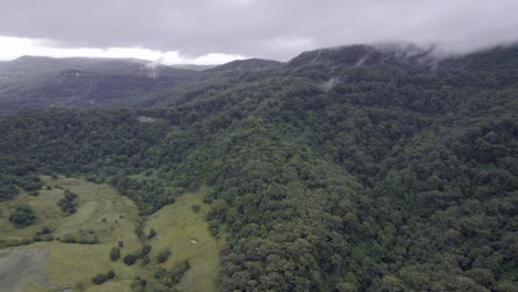 imágenes aéreas de montañas y valles nublados