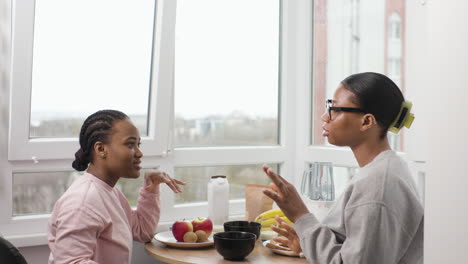 mujeres desayunando