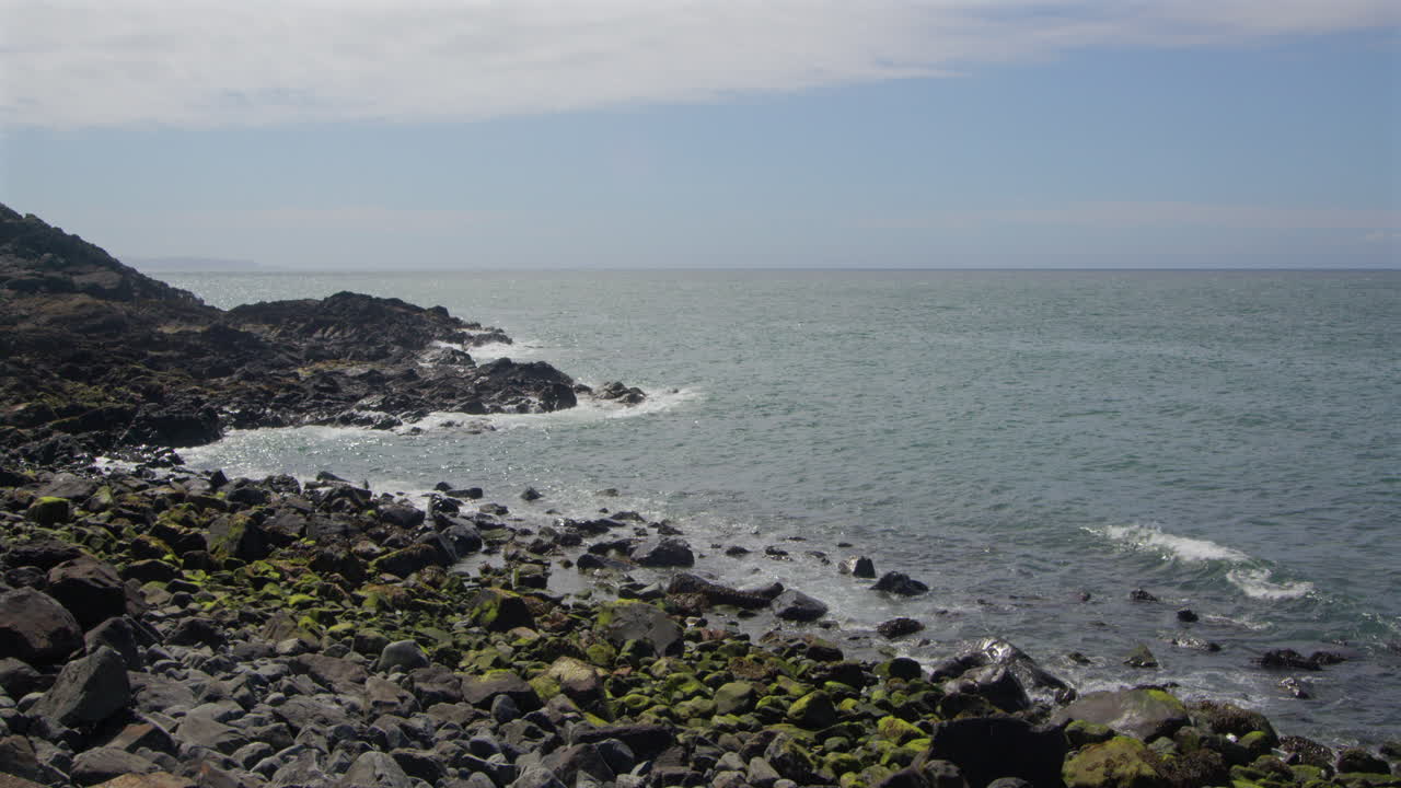 바위가 많은 해안선과 바다의 파도가