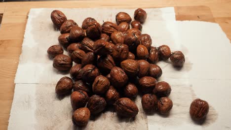 poniendo nueces húmedas en una toalla de papel, vista estática de arriba hacia abajo