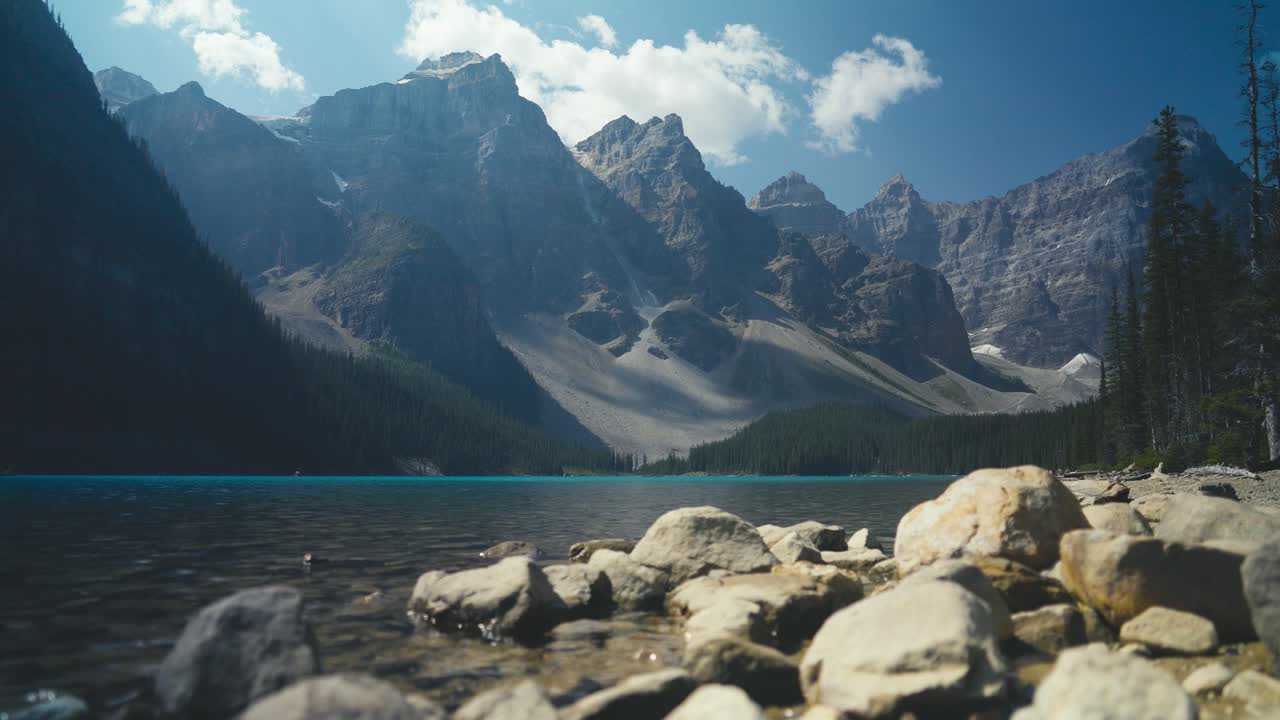 una toma cinematográfica del paisaje del icónico y famoso lugar del lago moraine