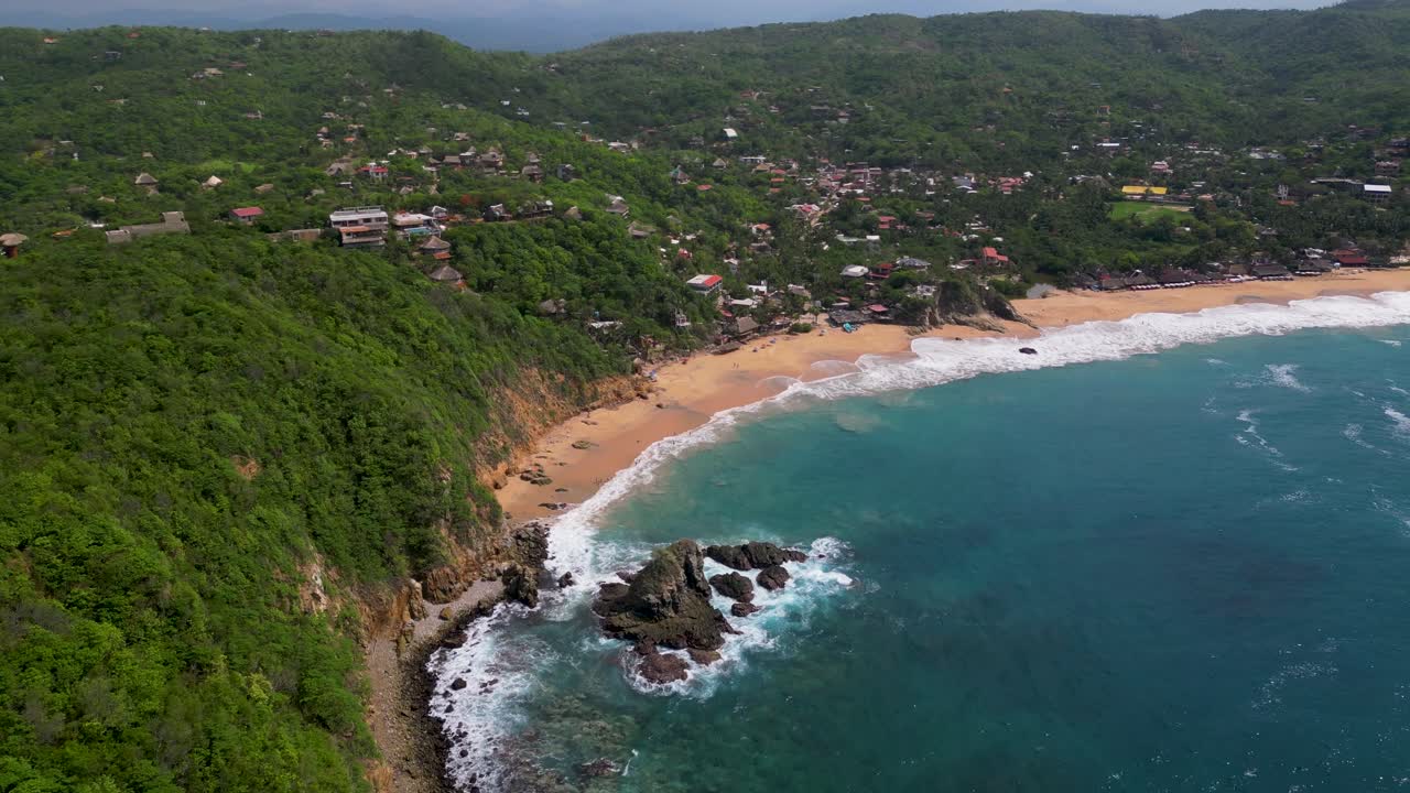 vuelo surrealista de aviones no tripulados sobre mazunte, oaxaca, méxico