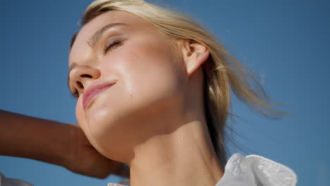 Entspannte-Dame-Berühren-Frisur-Blauer-Himmel-Nahaufnahme-Natur-Schönheit-Frau-Geschlossene-Augen