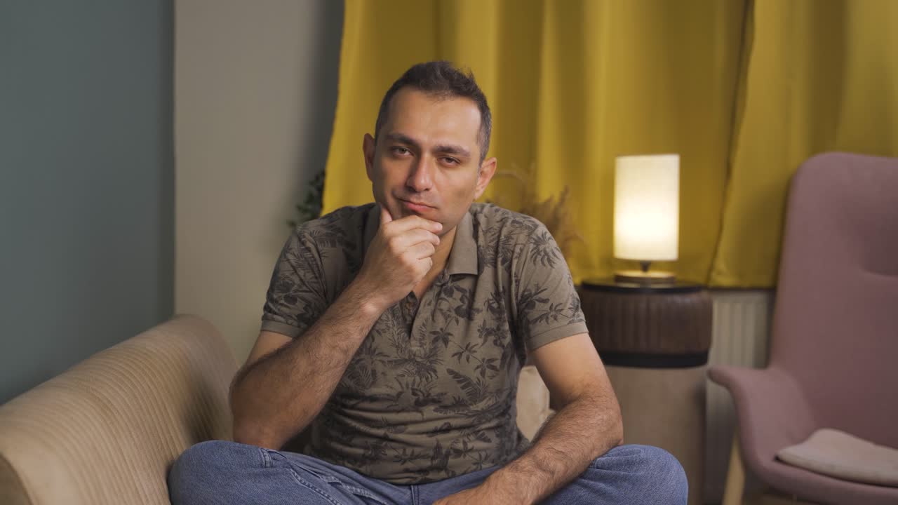 Uomo che guarda la telecamera con aria preoccupata