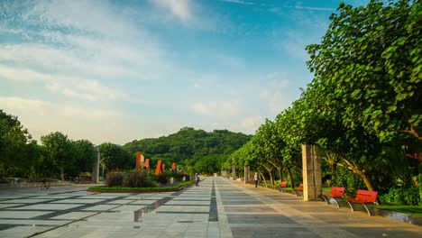 día soleado plaza del parque central de shenzen caminando panorama 4k lapso de tiempo china