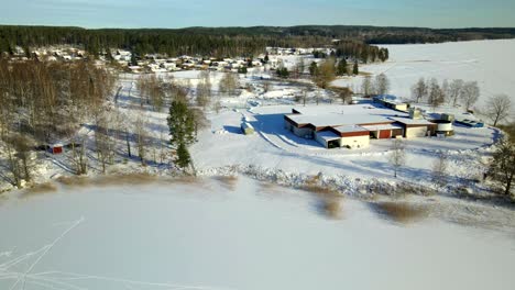 Zwei-Personen-Skifahren-Auf-Einem-Zugefrorenen-See-An-Einem-Kalten,-Sonnigen-Tag