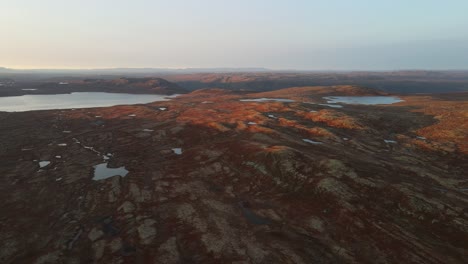 marte mirando el paisaje con montañas y lagos al atardecer en el sur de noruega