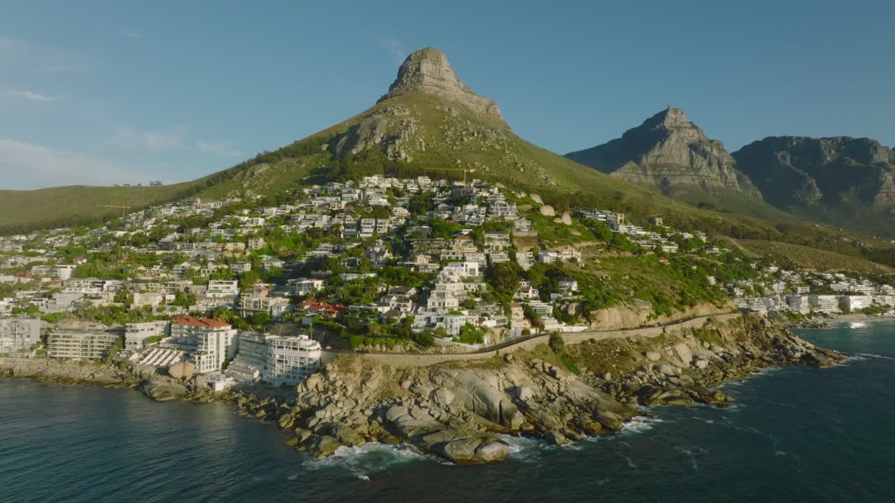 사자 머리 산 아래의  ⁇ 은 경사 에 있는 고급 주택 과 아파트 들