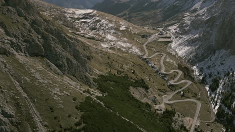 imágenes de drones sobre dolomitas en italia-13