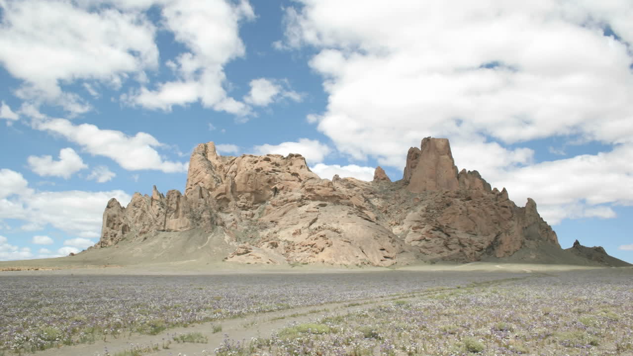 푹신한 흰 구름이 뉴멕시코의 십록 위로 지나간다
