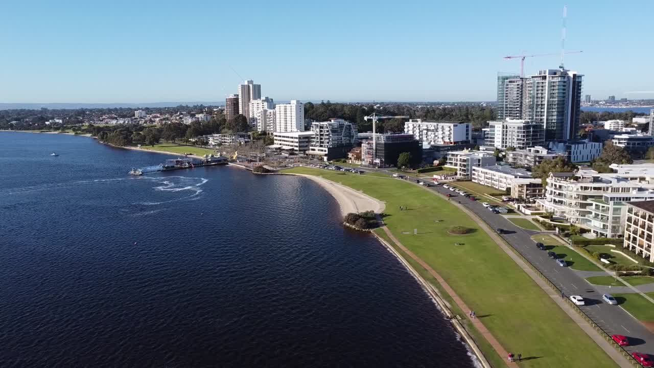 vista aérea de drones de la costa sur de perth en círculos sobre el muelle de mendes st a lo largo del río swan y el sendero para bicicletas
