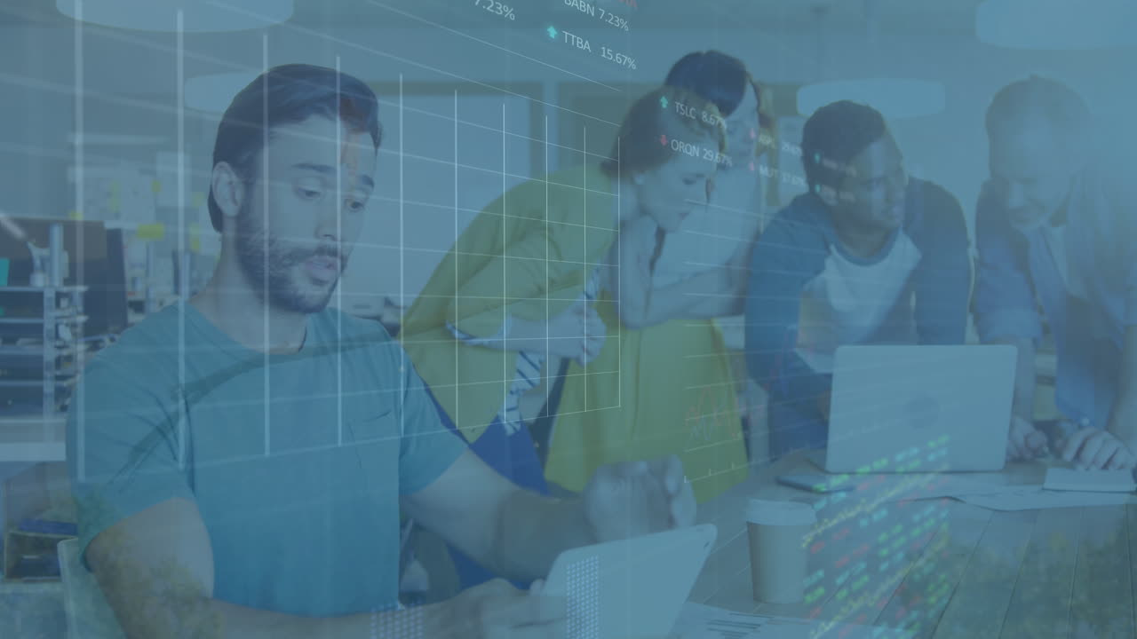 animación del procesamiento de datos financieros sobre diversas personas de negocios que utilizan computadora en la oficina
