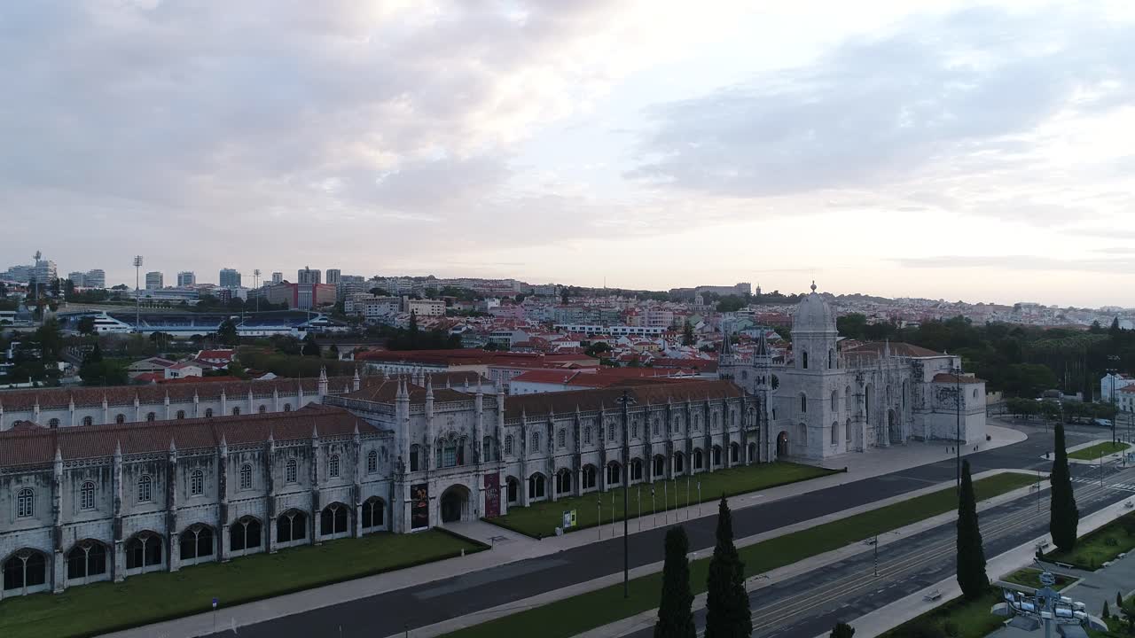 Veduta aerea del Monastero dos Jerónimos nel quartiere di Belém, Lisbona, Portogallo