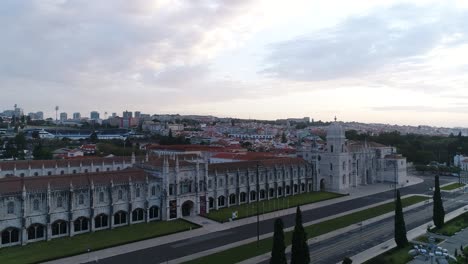 El-Monasterio-De-Los-Jeronimos-Vista-Aérea-En-El-Distrito-De-Belem-De-Lisboa-Portugal