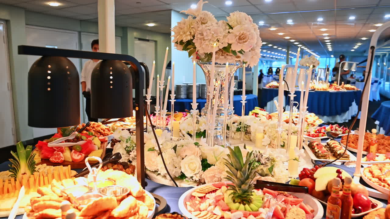 New York, USA, 1 agosto 2025: buffet per banchetti su una nave da crociera con finestre panoramiche. Ristorante su nave da crociera con finestre panoramiche con vista sul mare e tavoli da buffet con cibo gourmet