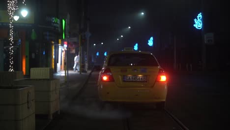 Taxi-Inactivo-Fuera-Del-Restaurante-Vacío-Y-Tiendas-Por-La-Noche