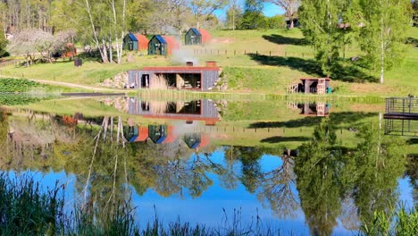 Balneario-Ziedlejas,-Zoom-En-La-Vista-Del-Complejo-Hotelero-En-La-Naturaleza-Con-Casas-Ecológicas-Y-Hermoso-Lago-Tranquilo