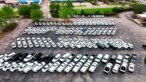 Volando-Sobre-Un-Enorme-Aparcamiento-Lleno-De-Coches-De-Policía-Camuflados-Y-Encubiertos