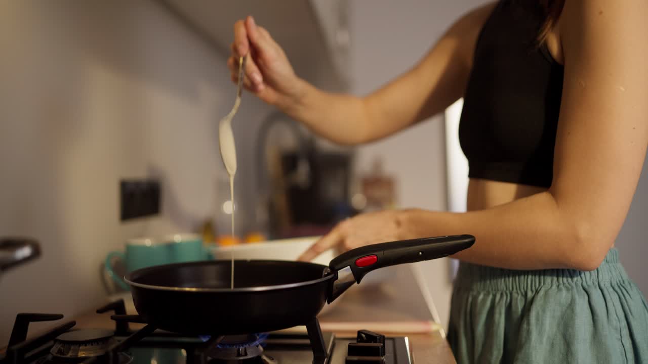 mujer cocinando en una cocina