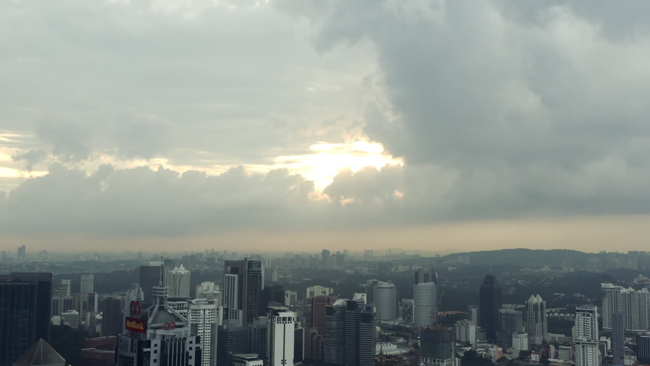 쿠알라룸푸르 도시 스카이라인, 말레이시아, 고층 빌딩, 공중에 흐린 하늘