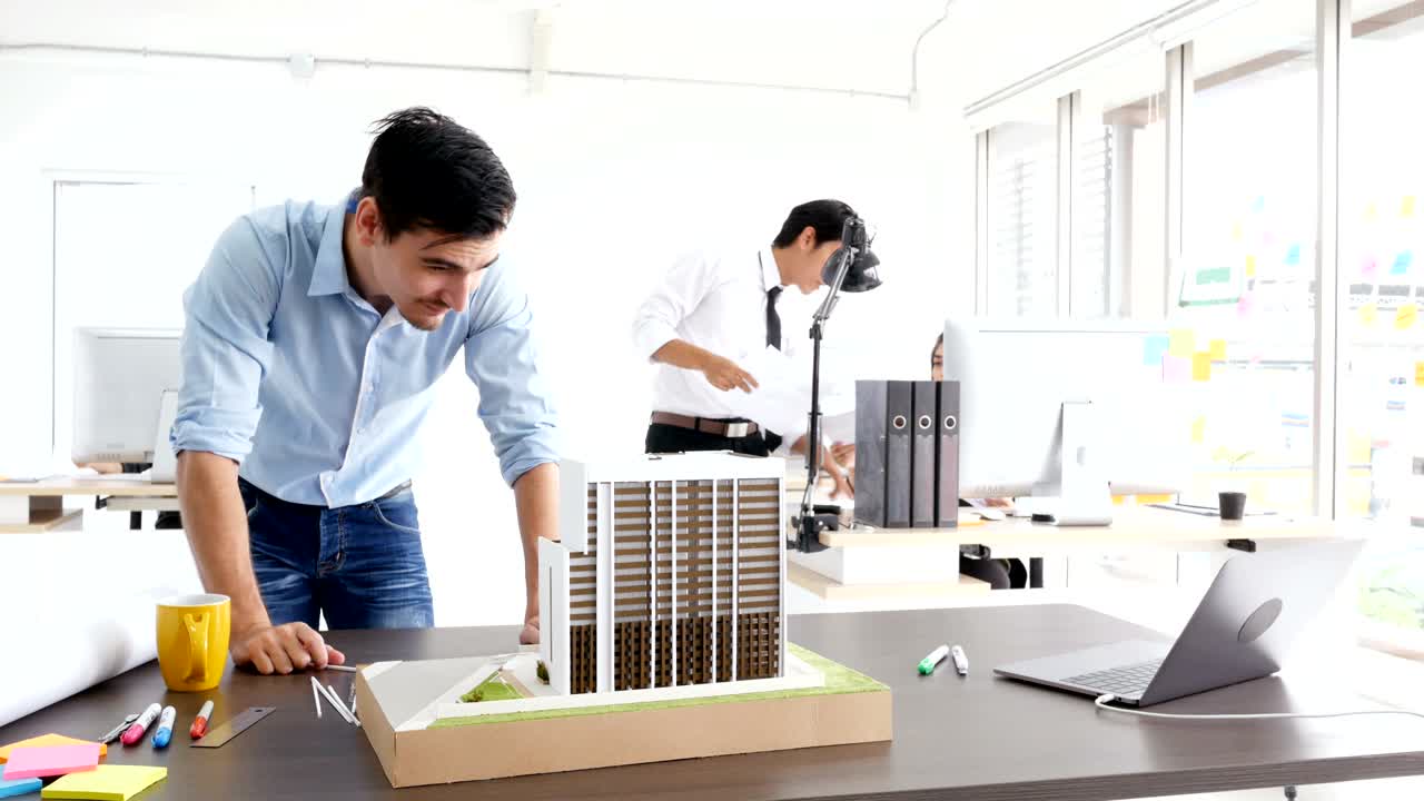 arquitecto masculino mirando el modelo de condominio con emoción seria. resolución 4k.