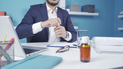 trabajador de oficina masculino que necesita medicamentos para las vitaminas.