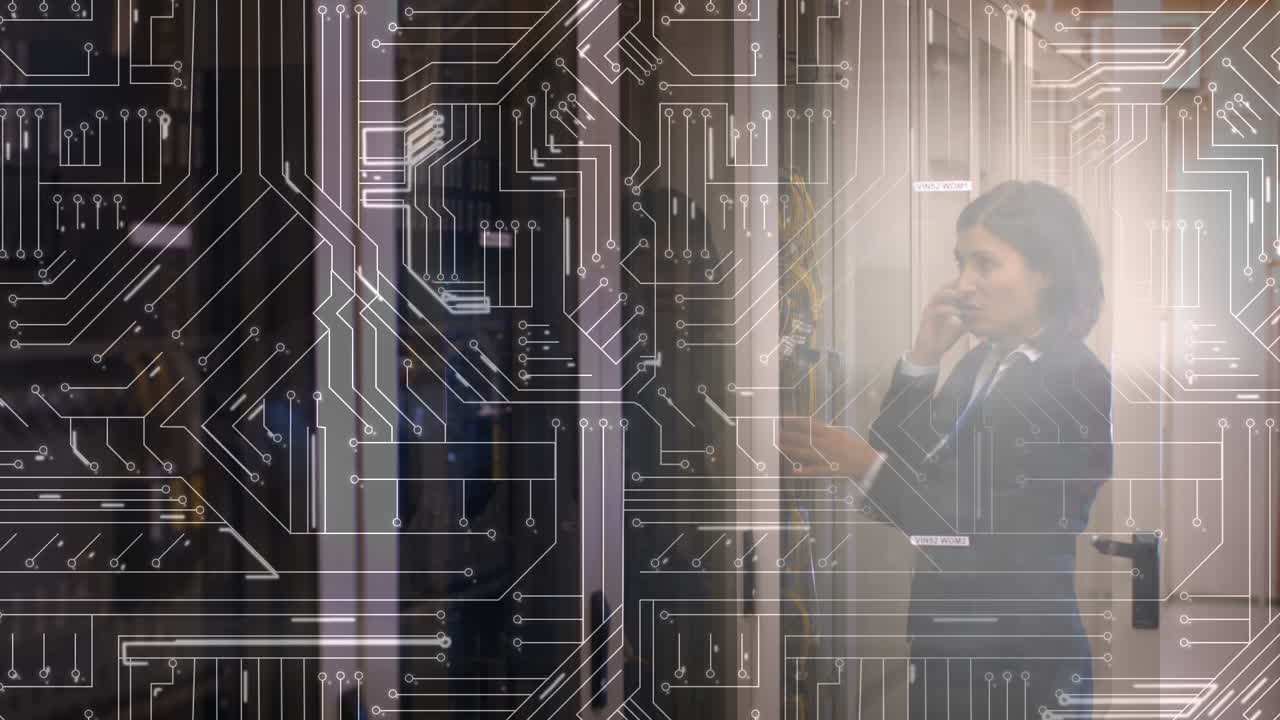 mujer trabajando en una sala de servidores en el teléfono con placa de circuito brillante en primer plano