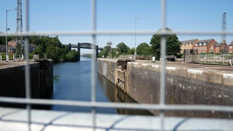 British-Canal-Kanal-Wasserstraße-Dolly-Links-über-Drahtzaun-Geländer-Flacher-Fokus