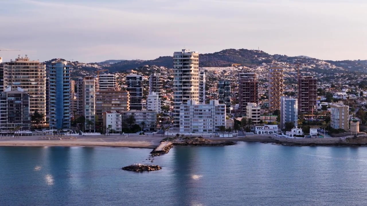 Veduta aerea dello skyline della città di Calpe e della costa mediterranea in Spagna al tramonto