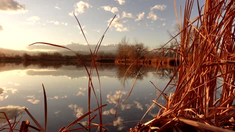 Reflejo-De-La-Puesta-De-Sol-Y-Las-Nubes-Sobre-La-Superficie-Del-Lago