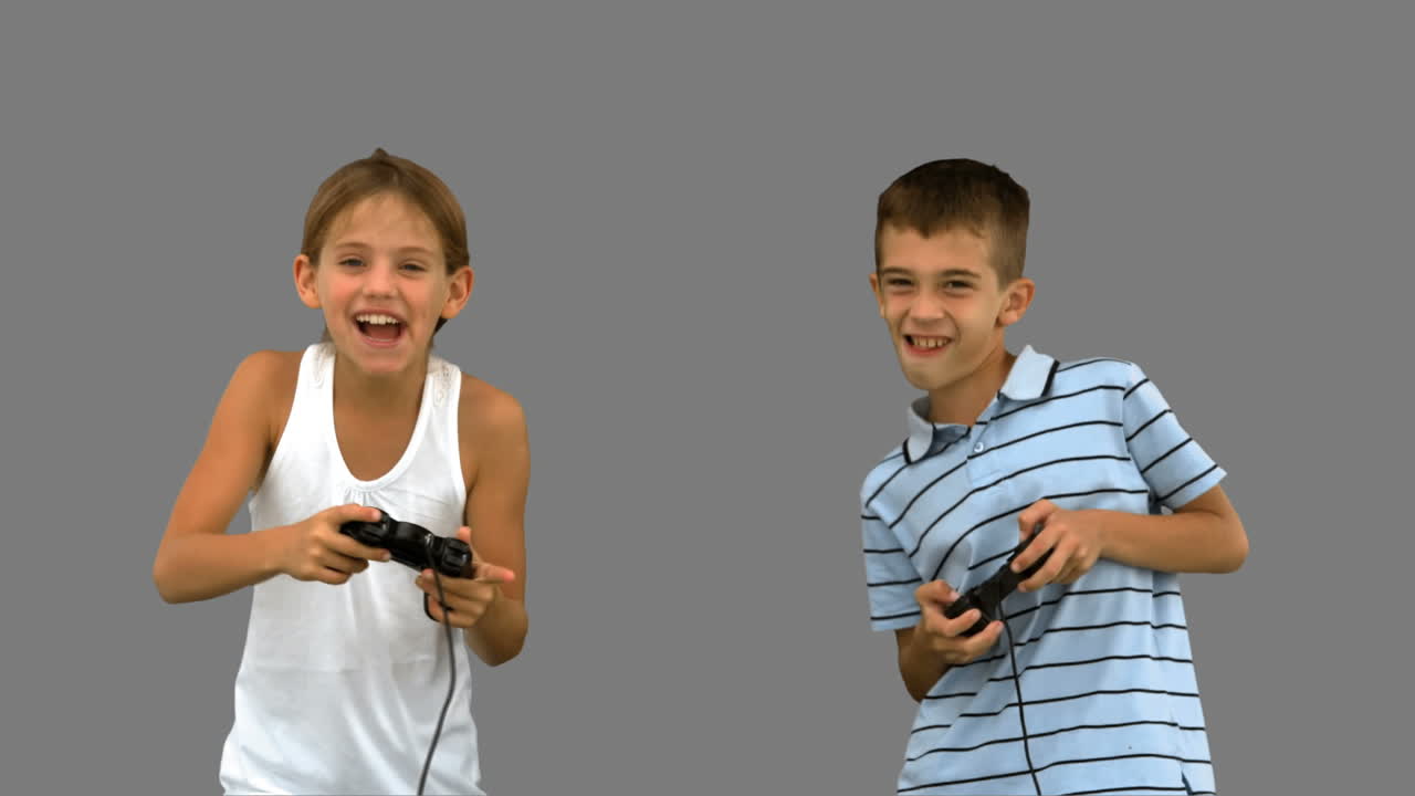hermanos jugando videojuegos en pantalla gris