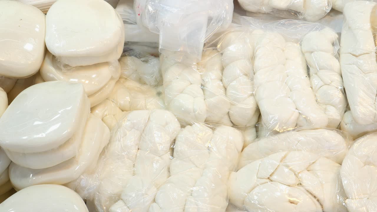 시장 에서 포장 된  치즈 의 근접 사진